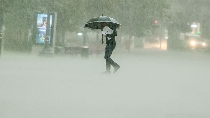 Telediario 1 - Las fuertes lluvias inundan las calles de la Comunidad Valenciana