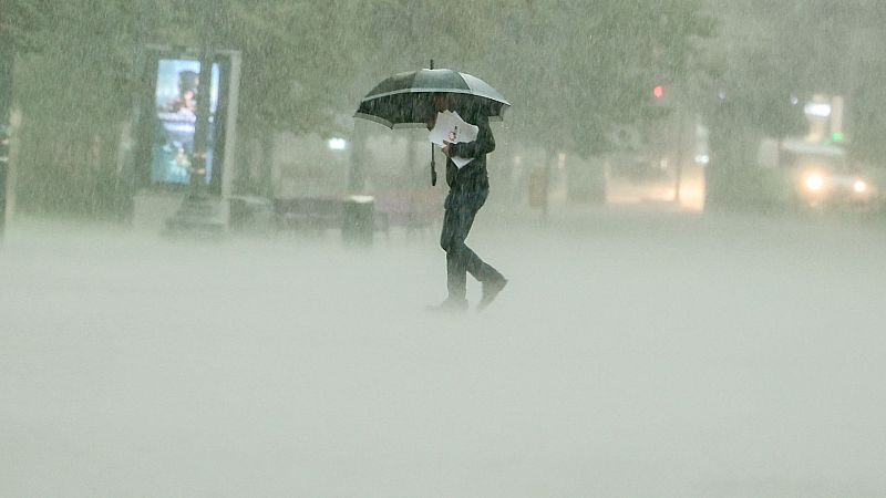 Las fuertes lluvias inundan las calles de Valencia | Ver