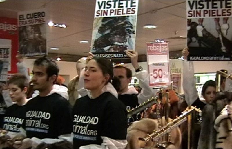 Igualdad Animal protesta en El Corte Inglés por el uso de pieles | Ver