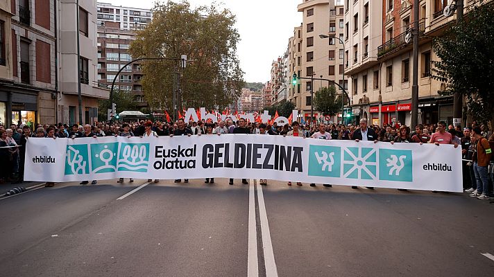 Telediario Fin de Semana - Miles de personas se manifiestan en Bilbao, convocadas por EH Bildu, para protestar a favor de la soberanía vasca