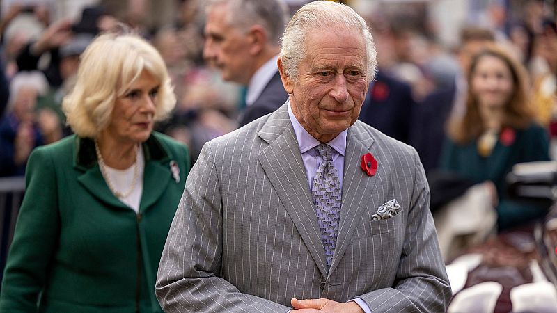 Dos meses de reinado de Carlos III bajo la sombra de Isabel II