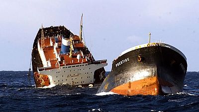 Remolcar al Prestige lo m�s lejos posible, una estrategia fallida | Ver