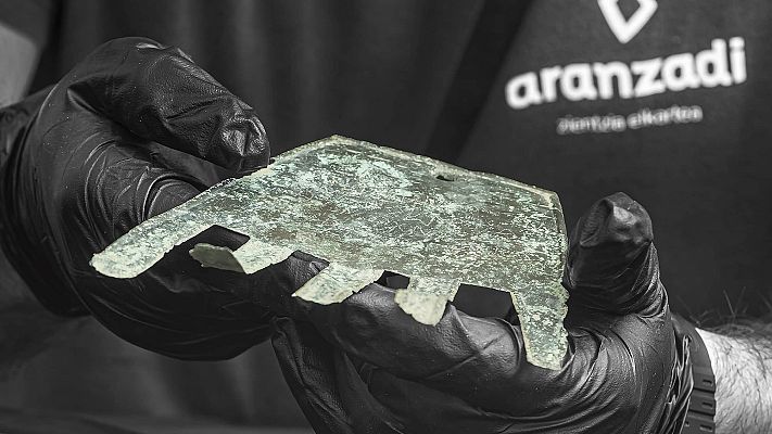 Telediario 1 - Hallado en Navarra "el texto más antiguo en lengua vasconia" inscrito en una mano de bronce del siglo I a.C.