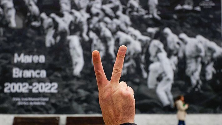 Telediario 2 - El desastre del Prestige trajo la solidaridad a las costas gallegas con la llegada de 300.000 voluntarios