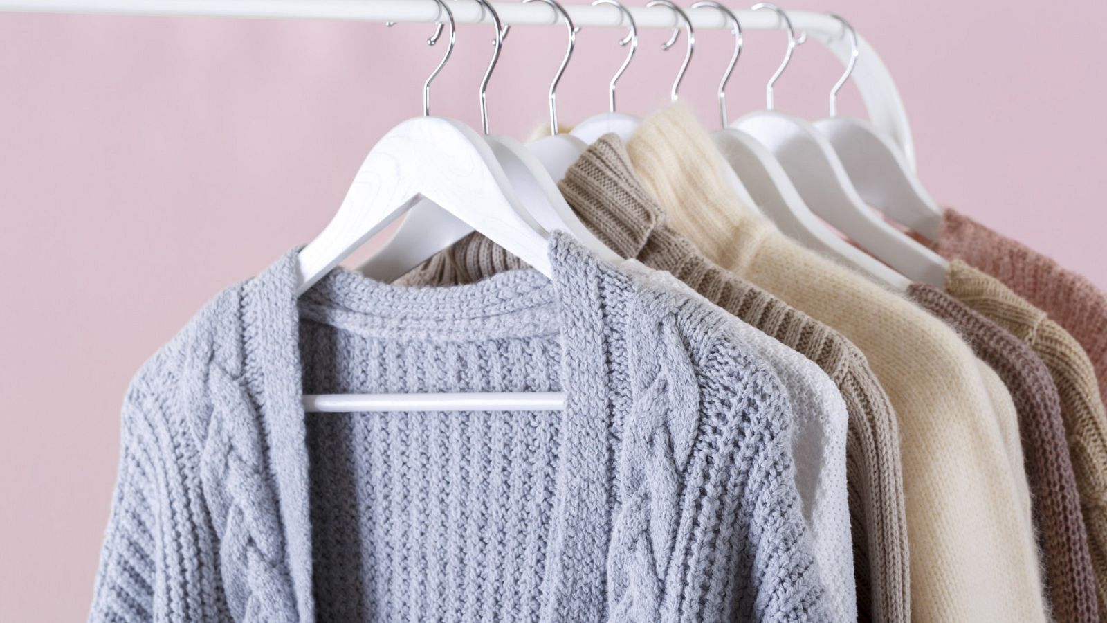 Chaquetas de lana colgadas