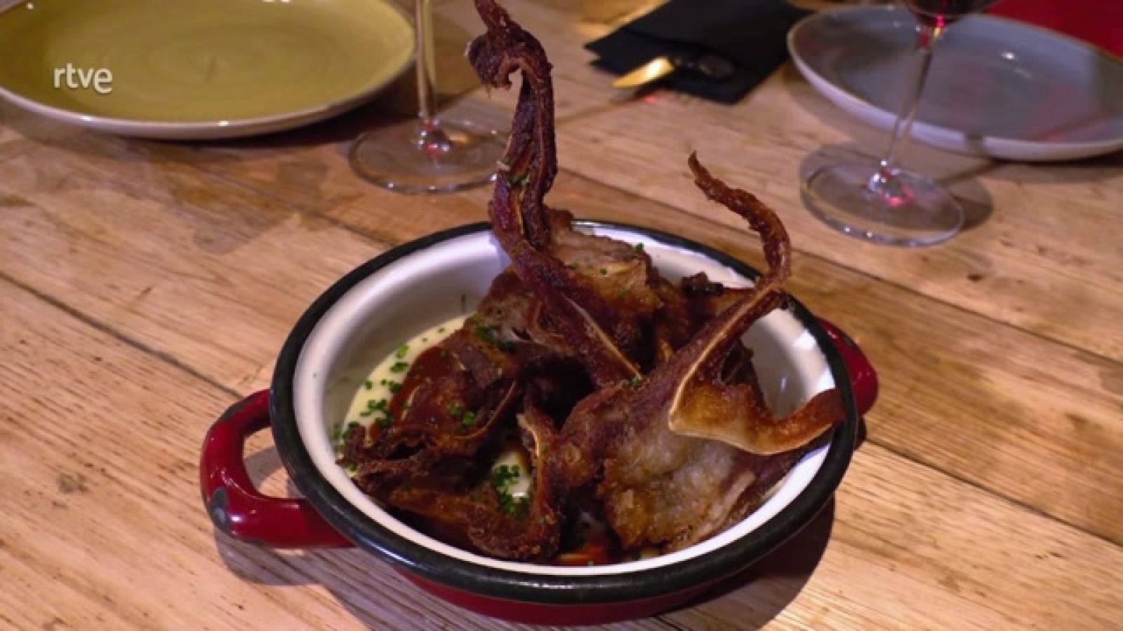 Aquí la Tierra - Receta de oreja adobada con crema de patata y salsa brava