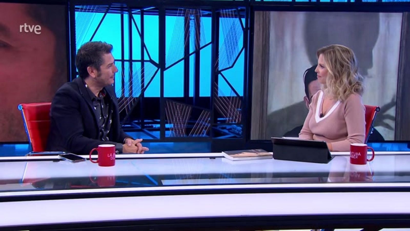 Mara Peterssen y el periodista Carlos del Amor presentan el libro 'Retratarte. Cuando cada mirada es una historia', un viaje a través de los cuadros que permite recrear las vidas de los retratados y de los artistas.