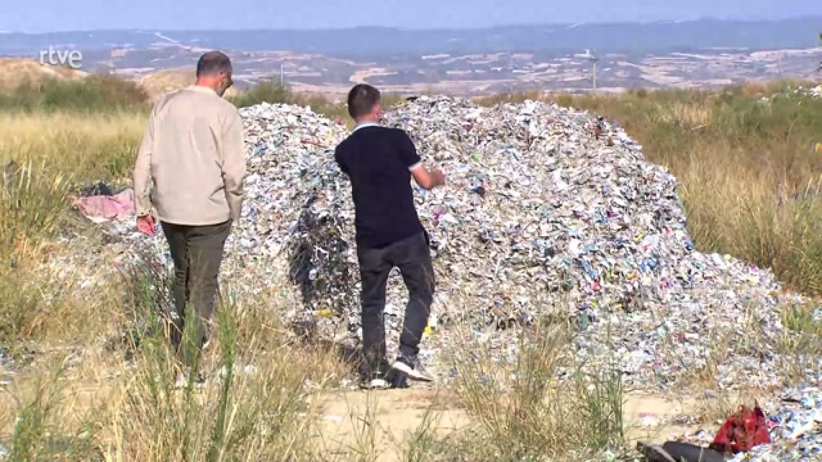 Los artistas Javier Almalé y Jesús Bondía intervienen artísticamente en los terrenos de la periferia. El objetivo es reflexionar sobre los efectos del despilfarro, el consumo y la obsolescencia.