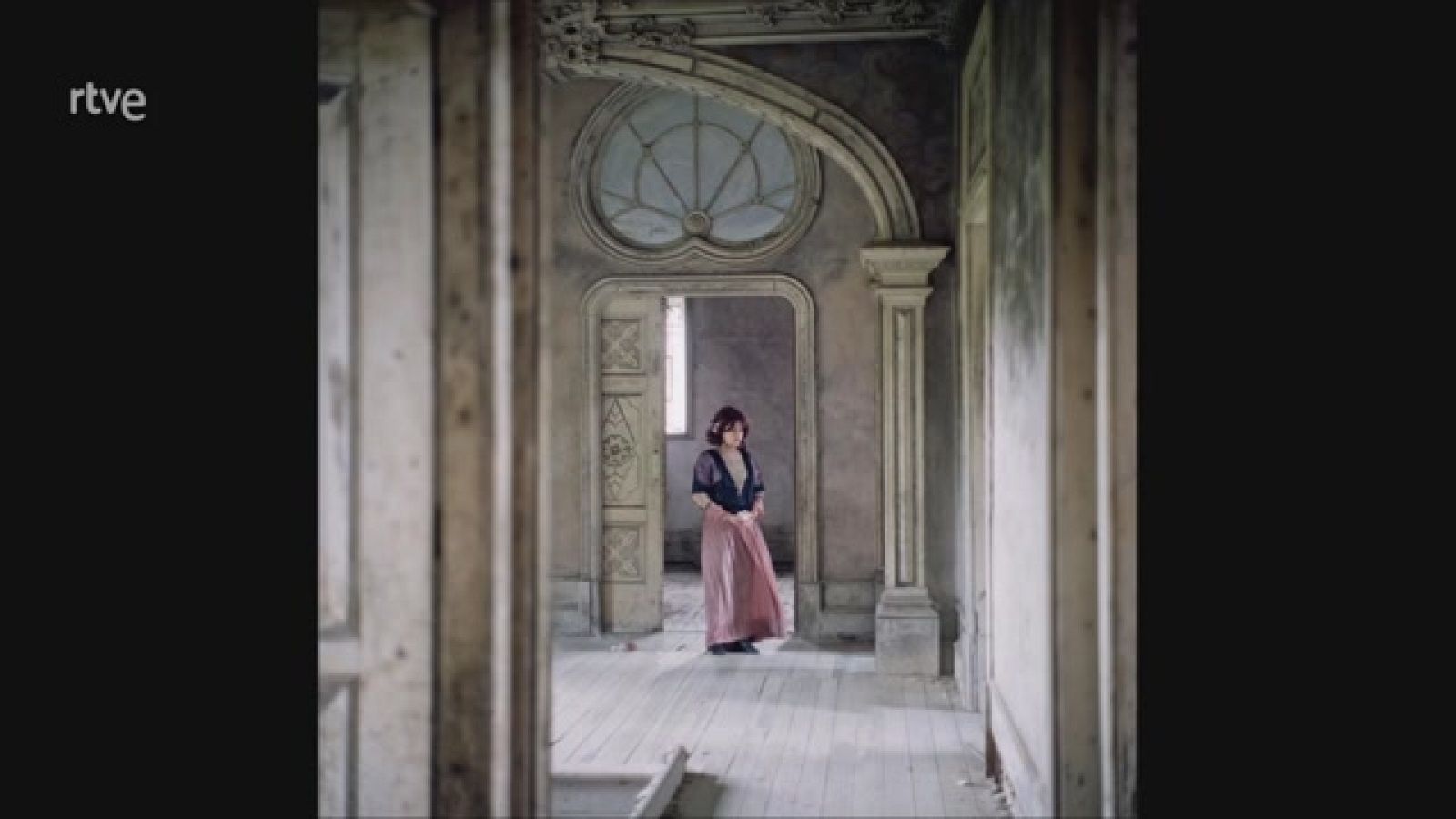 Boek visual nos acerca a la obra de la fotógrafa Helena Aguilar Mayans con sus espacios decadentes, ruinas y pasados con personajes femeninos.