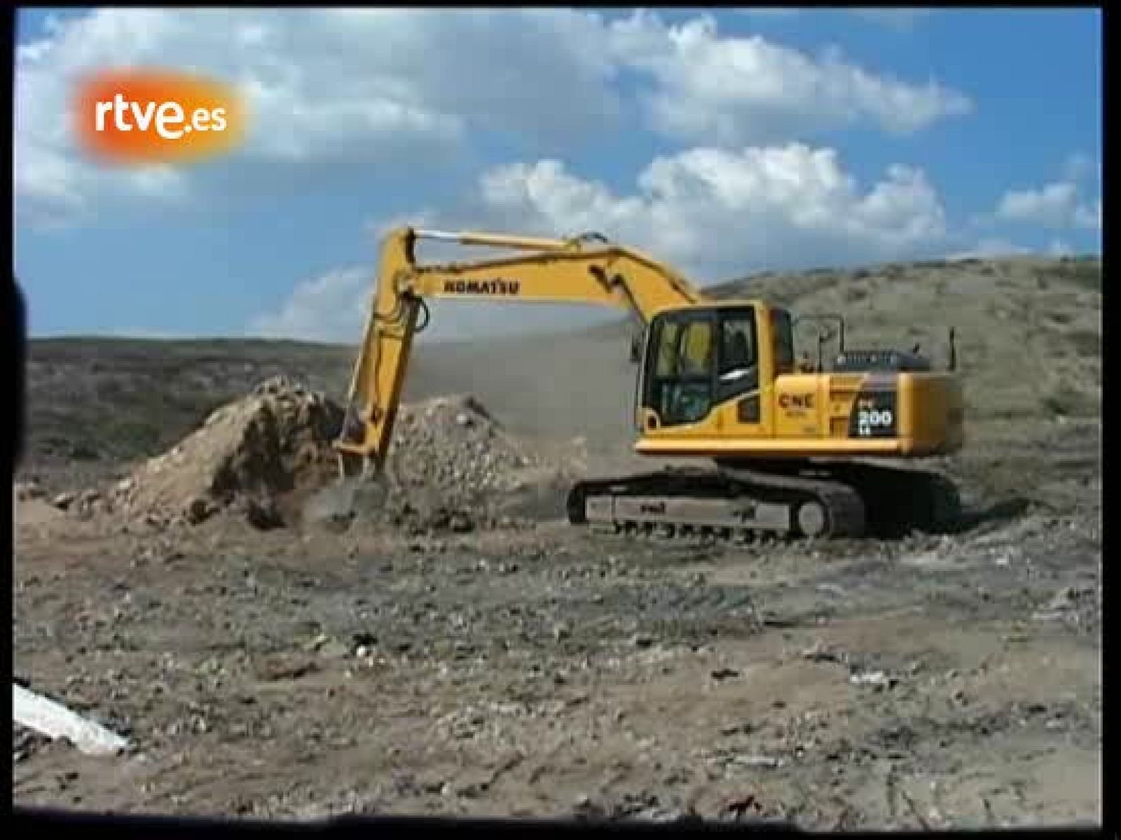 Los trabajadores trabajan a destajo en una ciudad al norte de Puerto Príncipe para llenar las fosas comunes donde entierran a 10.000 cadáveres al día.