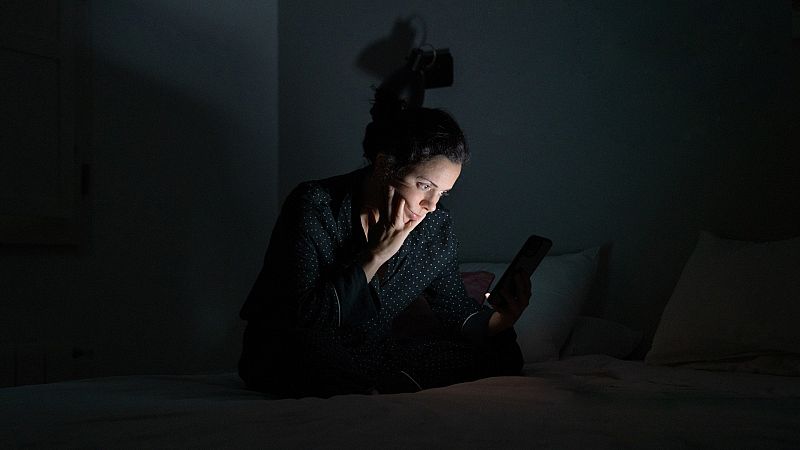 Los hombres critican más en redes sociales y las mujeres reciben más comentarios hirientes y sexuales, según un estudio