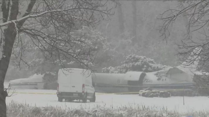 Telediario 1 - Un avión realiza un peligroso aterrizaje de emergencia en Wisconsin, por una intensa nevada