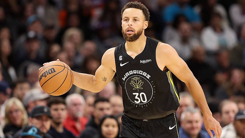 Curry mete 50 puntos por undécima vez e iguala a Iverson
