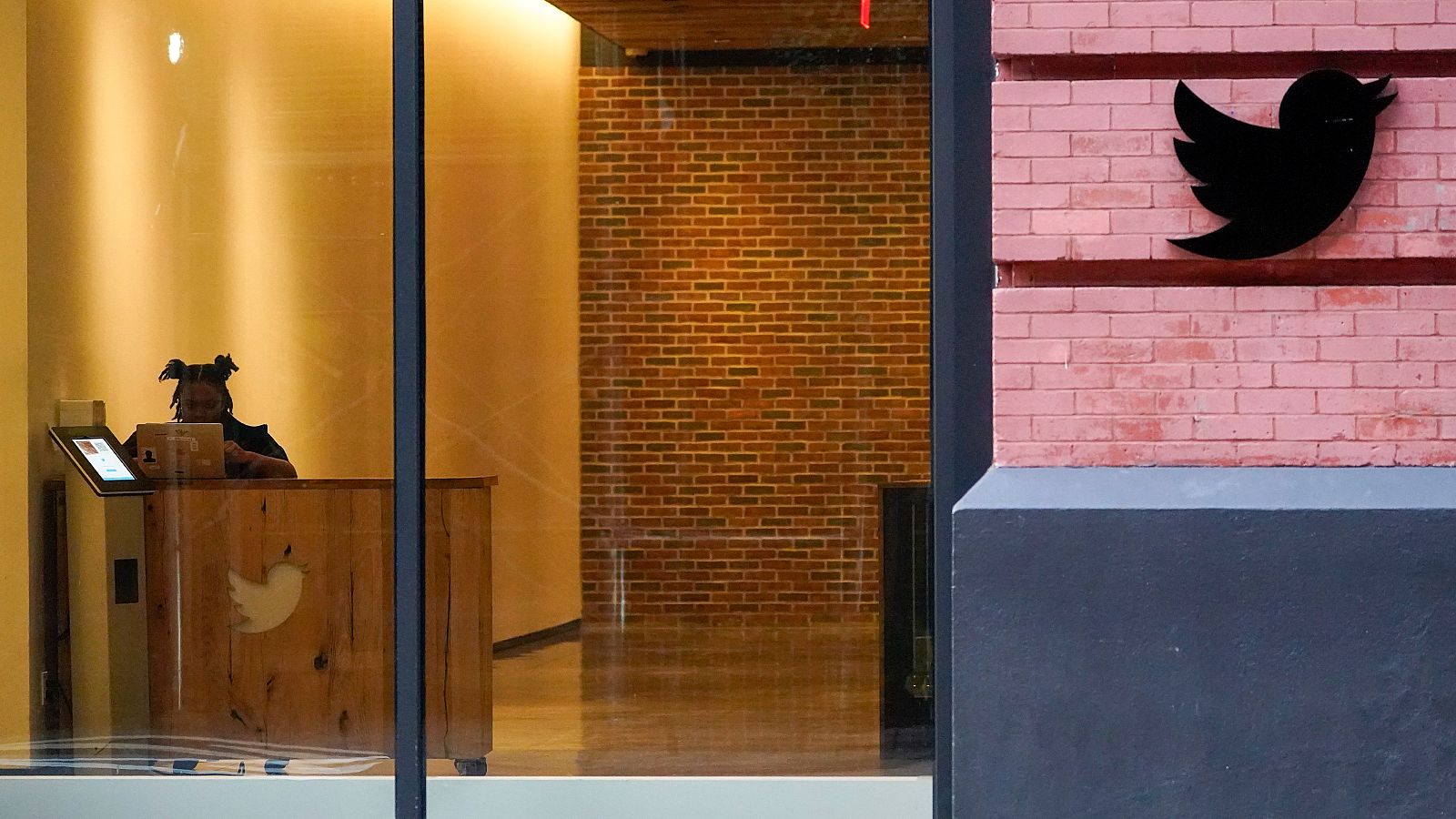 El éxodo masivo de trabajadores de Twitter deja su futuro en el aire - Informativo 24h | Ver