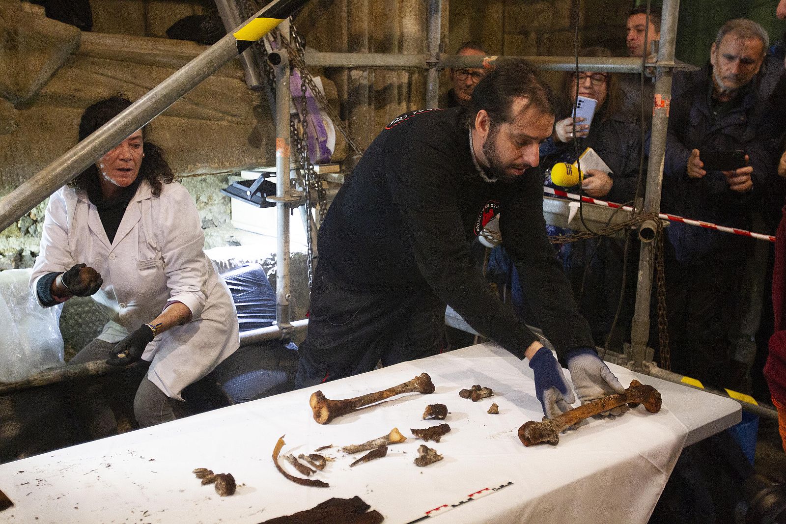 Exhuman a un noble gallego para saber si era familia de Colón | Ver