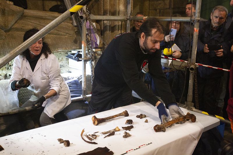 Exhuman a un noble gallego para saber si era familia de Colón | Ver