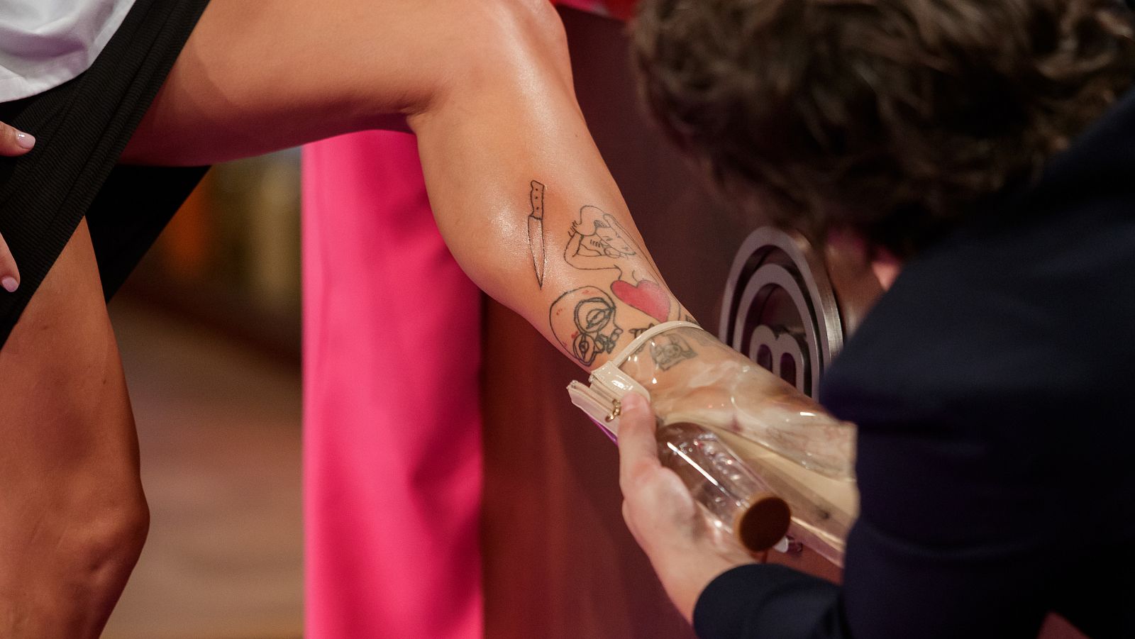 MasterChef Celebrity 7 I ¿Qué se ha tatuado Lorena Castell en mitad de las cocinas? | Ver
