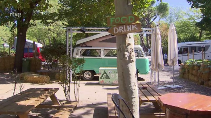 El camping de la Alameda de Osuna recibe visitantes desde 1959.  El usuario principal es sobre todo extranjero, que demanda un tipo de turismo cultural para conocer Madrid, por su cercanía y buena comunicación con la urbe.