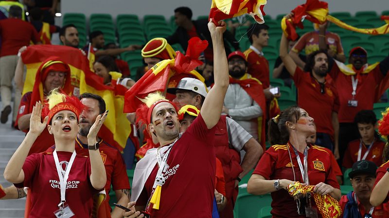 Los aficionadoes españoles disfrutan en Catar del triunfo de España