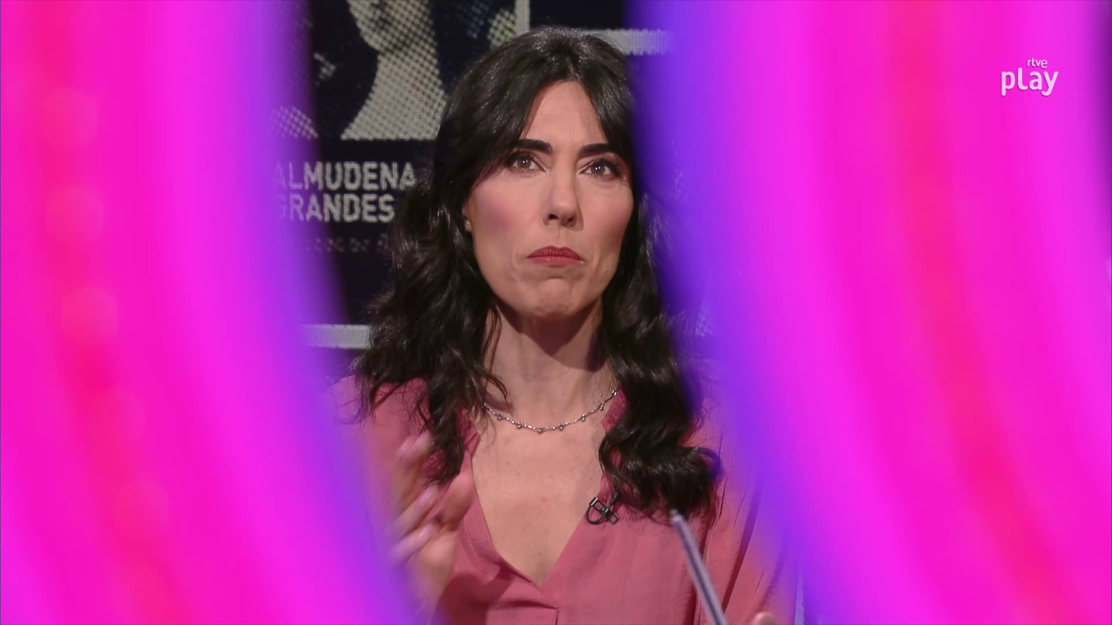 Culturas 2 - Raquel Lanseros habla de Almudena Grandes - Culturas 2 | Ver