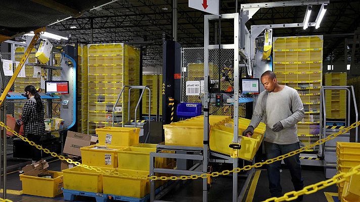 Telediario 2 - Las empresas se refuerzan de cara al Black Friday, aunque menos que en años anteriores