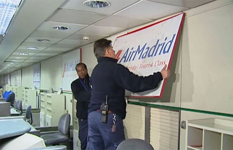 Reporteros del telediario - Un mes después del cierre de Air Comet trabajadores y pasajeros siguen esperando una solución - Reporteros del Telediario | Ver