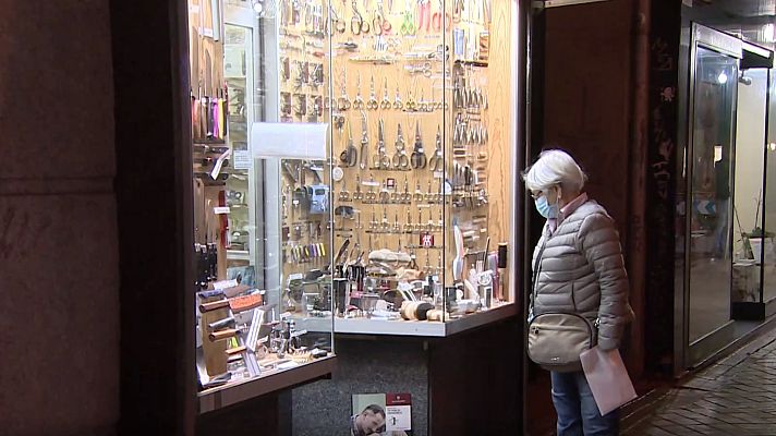 Telediario 1 - La Navidad reabre el debate por el horario de encendido de escaparates en los comercios