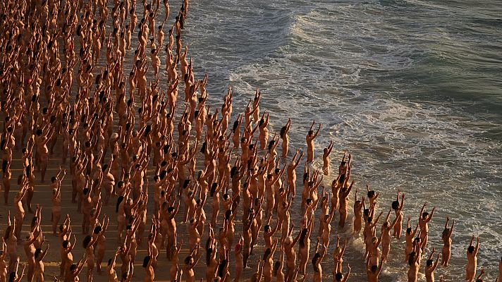 Informativo 24h - Más de 2.000 personas se desnudan en Australia por una iniciativa de Tunick contra el cáncer de piel