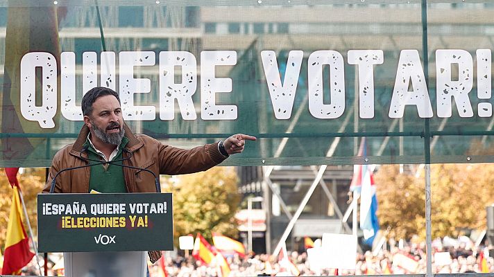 Informativo 24h - Miles de personas convocadas por Vox piden la dimisión de Sánchez por "triturarlo" todo