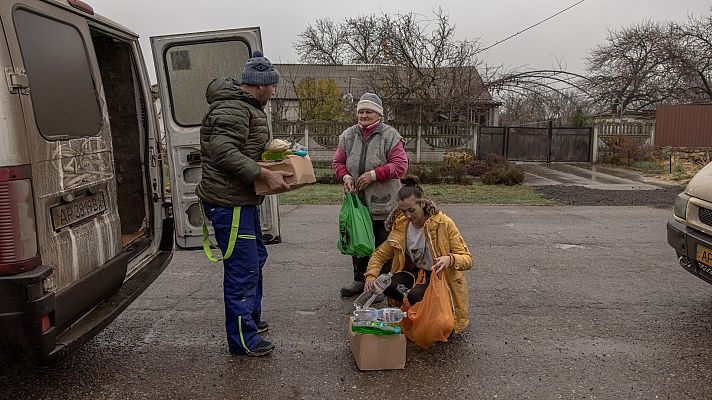 Telediario 1 - Los civiles huyen de Jersón ante los ataques rusos, el hambre y el frío
