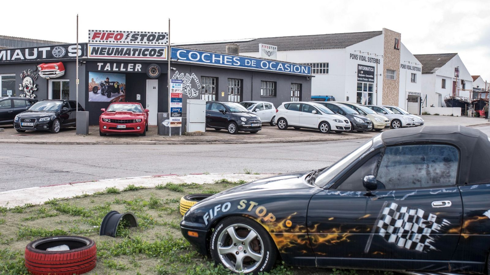 En un escenario de incertidumbre económica y una falta de stock y componentes, las ventas de coches nuevos caen mientras, de forma paralela, se dispara la demanda de vehículos de más de cinco años.