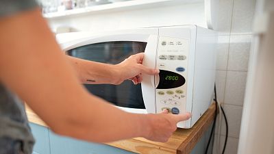 El precio de la luz encadena tres meses a la baja, con una factura media de noviembre de 72 euros