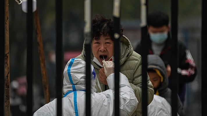 Telediario 1 - Los españoles en China sufren restricciones y pruebas PCR constantes