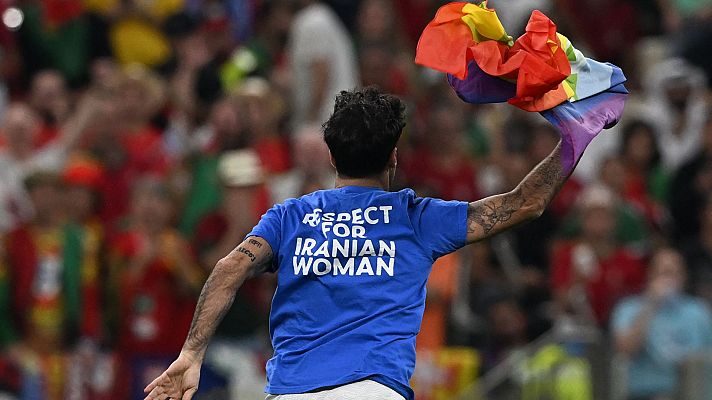 Telediario 1 - El activista que saltó al Portugal-Uruguay para reivindicar los derechos de las mujeres iraníes