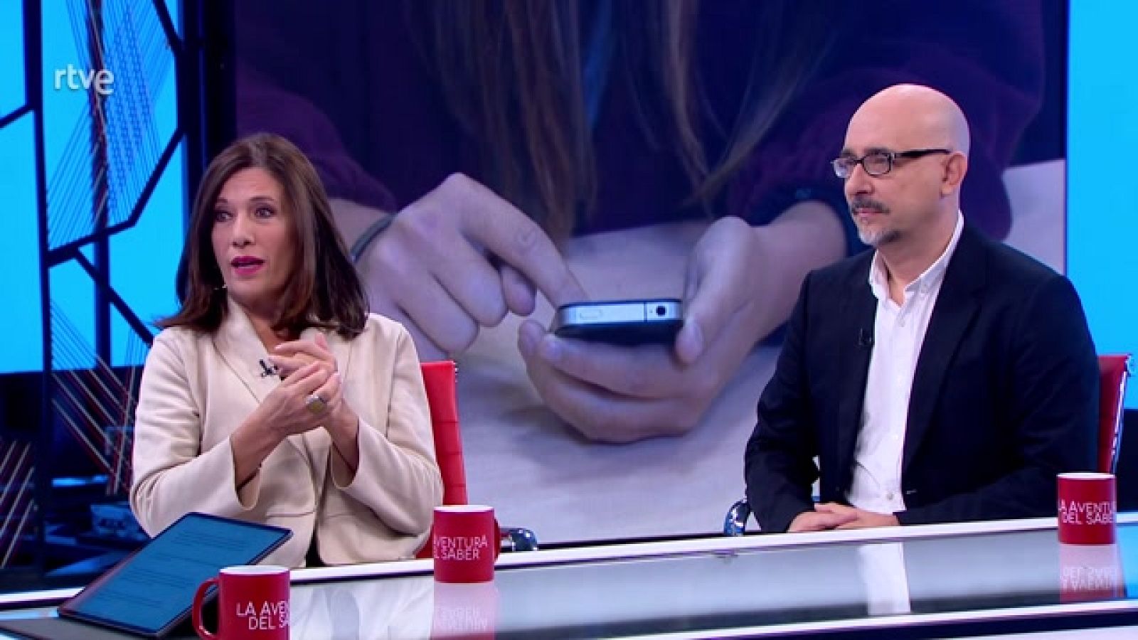 Entrevista a Mar España, directora de la Agencia Española de Protección de Datos, y a Nacho Guadix, responsable de Educación y Derechos Digitales de la Infancia de UNICEF España. Presentan la campaña 'Más que un móvil'.