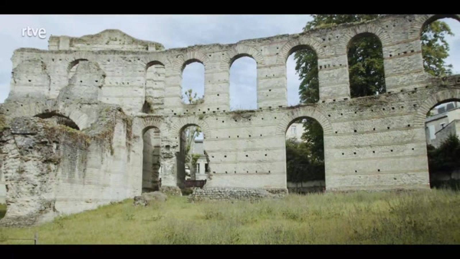 Continuamos el viaje con Ane, una joven estudiante de Historia y Arqueología, para conocer los entresijos de la epigrafía y el sentido de las inscripciones en la sociedad romana.