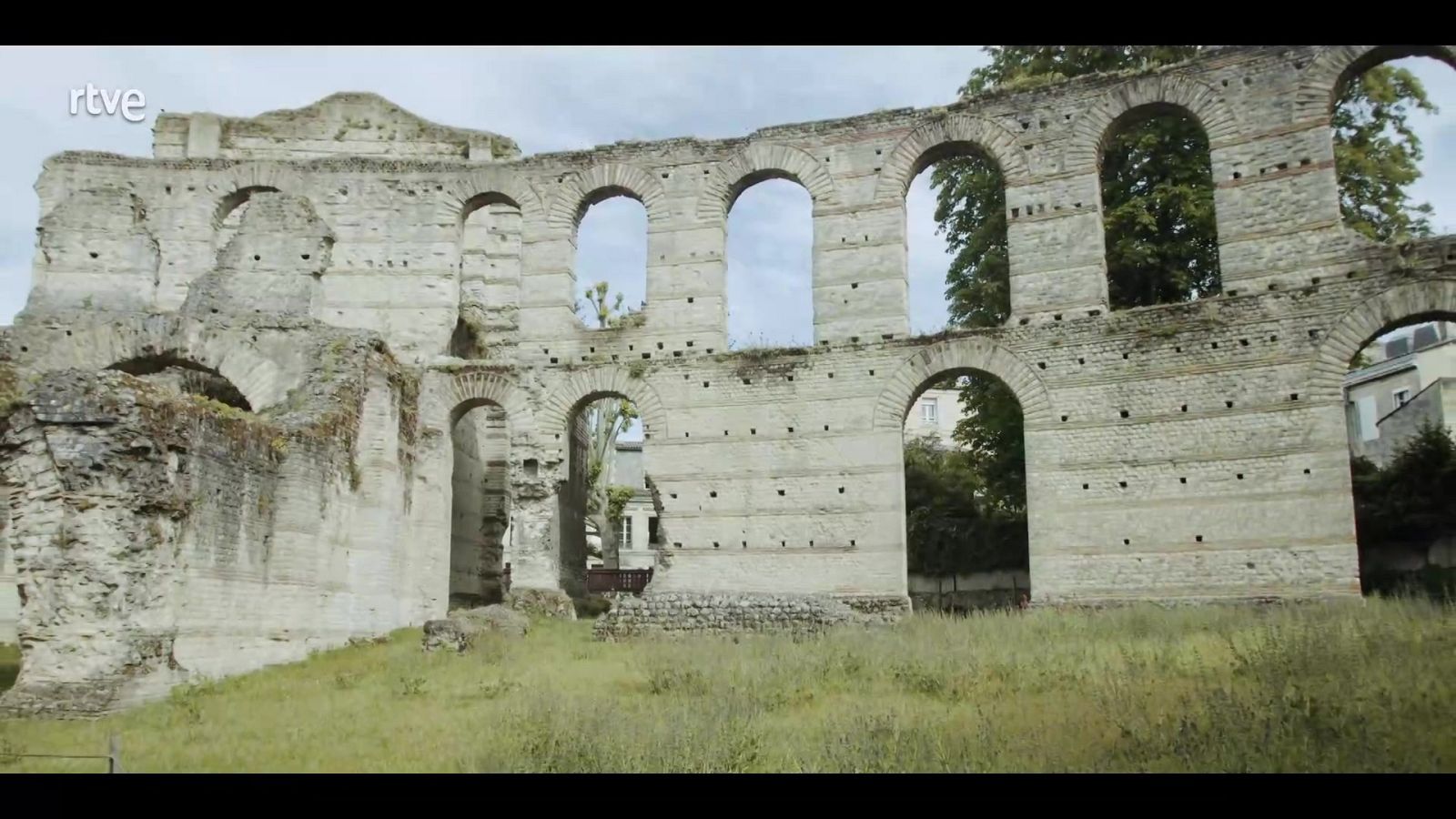 Continuamos el viaje con Ane, una joven estudiante de Historia y Arqueología, para conocer los entresijos de la epigrafía y el sentido de las inscripciones en la sociedad romana.