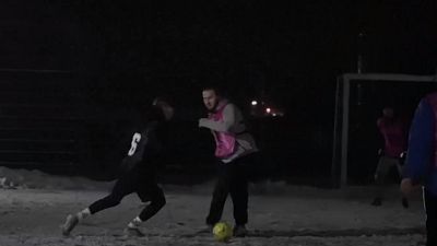 Un campo de fútbol y una batería de coche en Ucrania para que alegrías y lamentos solo tengan que ver con un partido