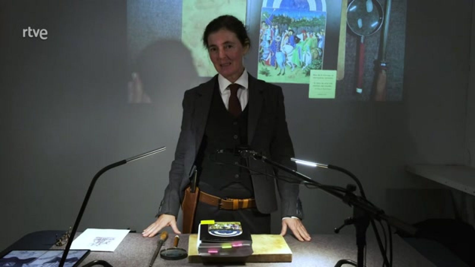 La artista María Gimeno presenta 'Queridas viejas', una performance en la que reflexiona sobre la ausencia de mujeres artistas en 'La historia del arte' de Gombrich, uno de los libros más conocidos sobre el tema.