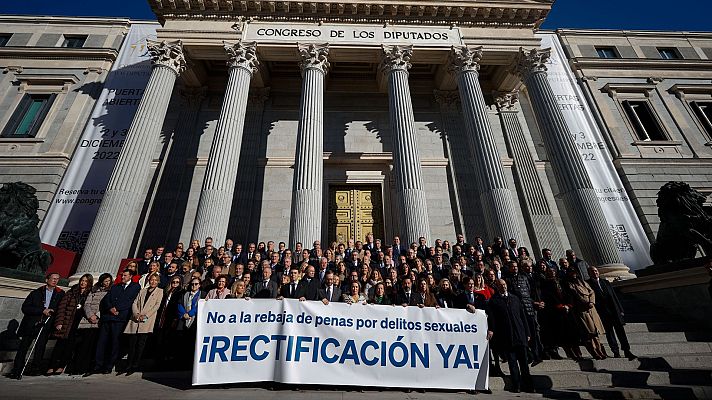 Telediario 1 - El PP se concentra en el Congreso contra la ley del 'solo sí es sí' y pide la dimisión de la ministra de Igualdad