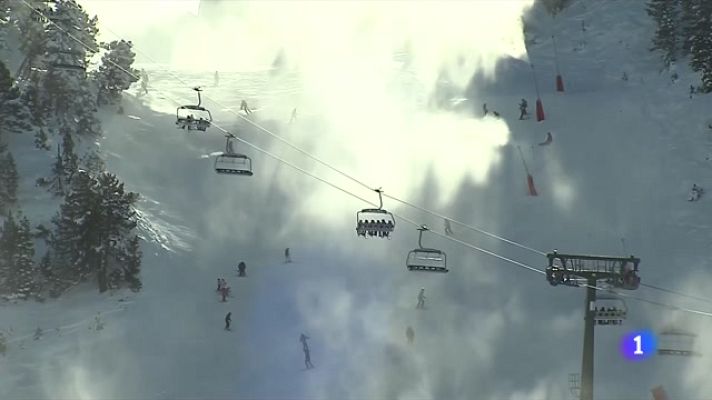 L'Informatiu - Els bons gruixos de neu permeten una alta activitat a les pistes d'esquí