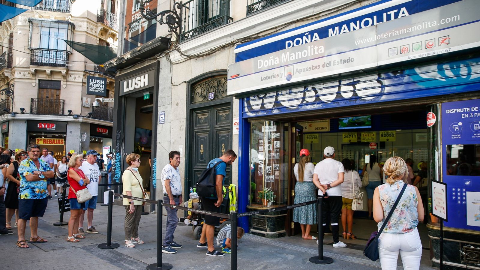 Colas de hasta cinco horas para comprar un décimo de Lotería