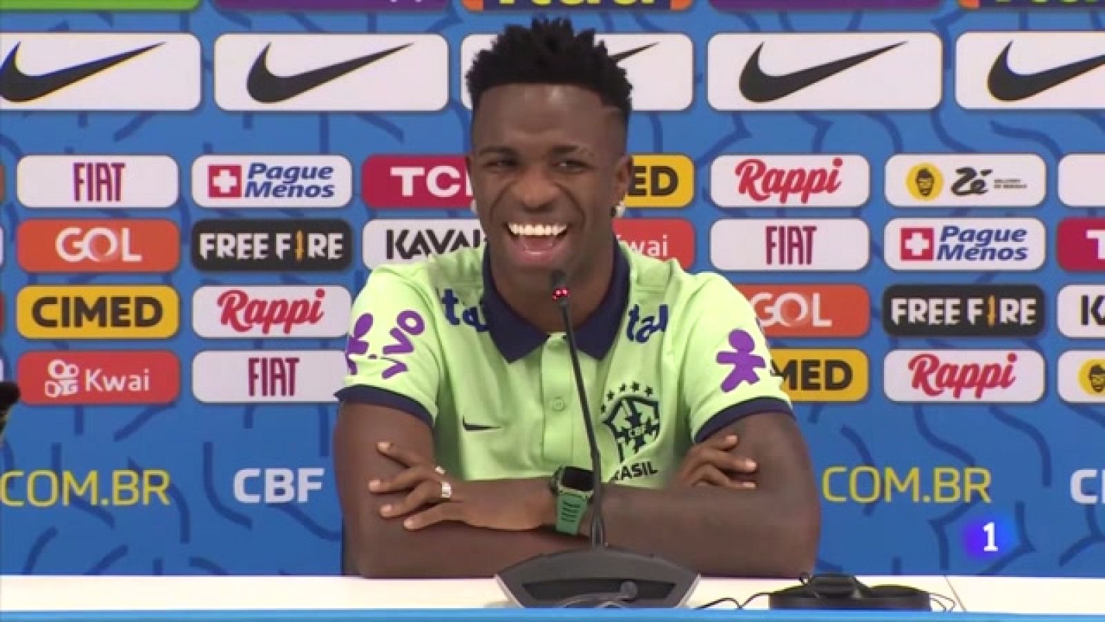 El gato de Brasil, espectador de lujo en la rueda de prensa de Vinicius