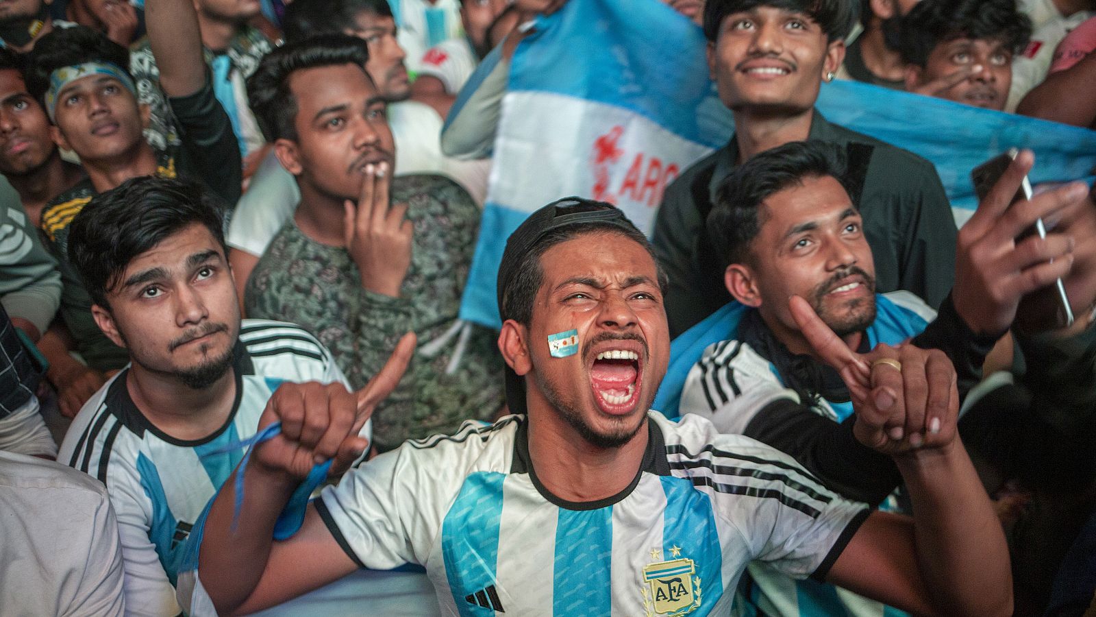 Mundial de Qatar 2022 | Aficionados argentinos animan a Bangladés