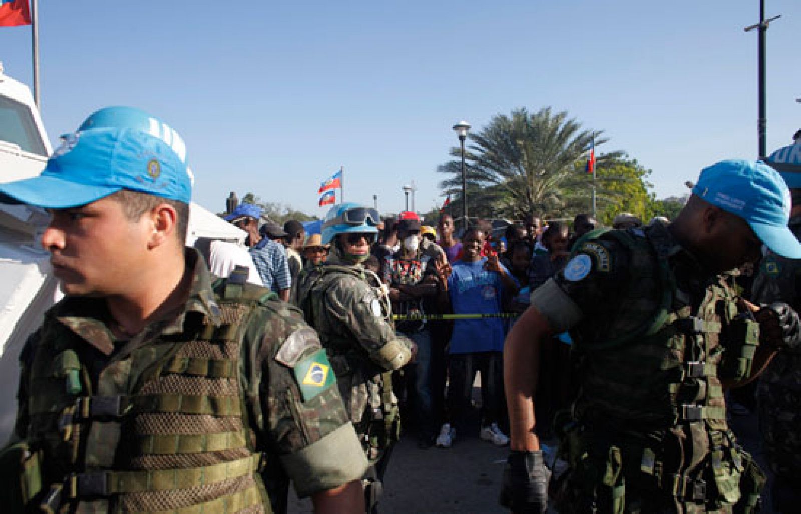 Diez días después del terremoto mejora el reparto de la ayuda en Puerto Príncipe | Ver