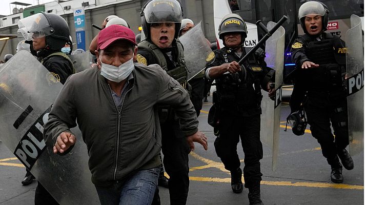 Telediario 1 - Simpatizantes de Castillo protestan contra su detención en Perú