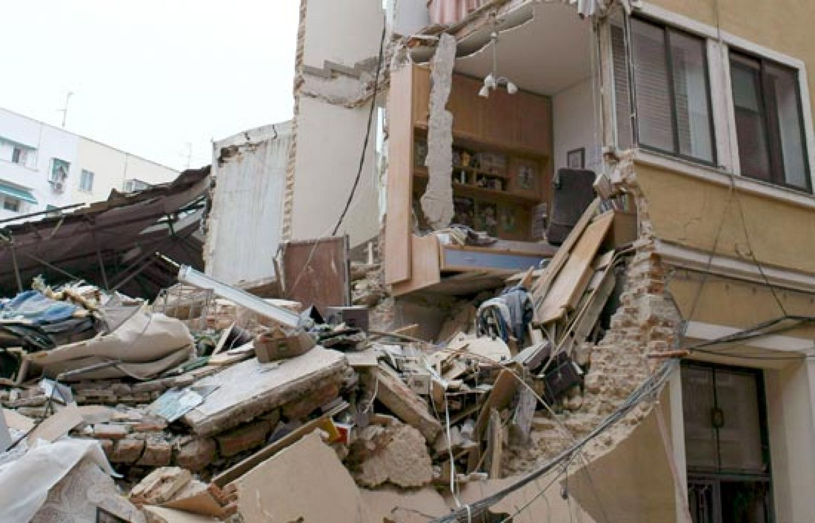 Un vecino avisa a todos los habitantes de su edificio antes de su derrumbe | Ver