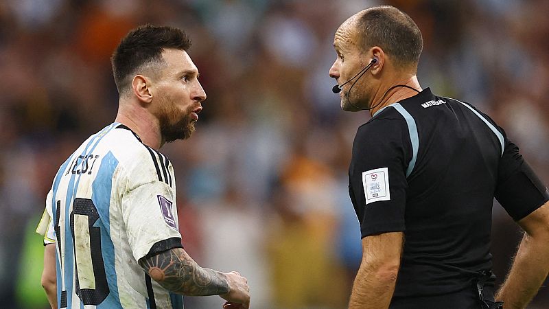 La "rajada" de Messi contra Mateu Lahoz: "La FIFA no puede poner un árbitro así"
