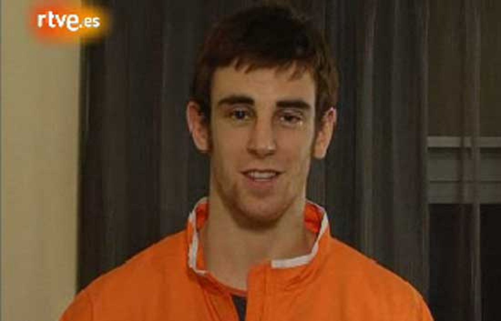 Víctor Claver enseña sus trofeos - Baloncesto en RTVE | Ver