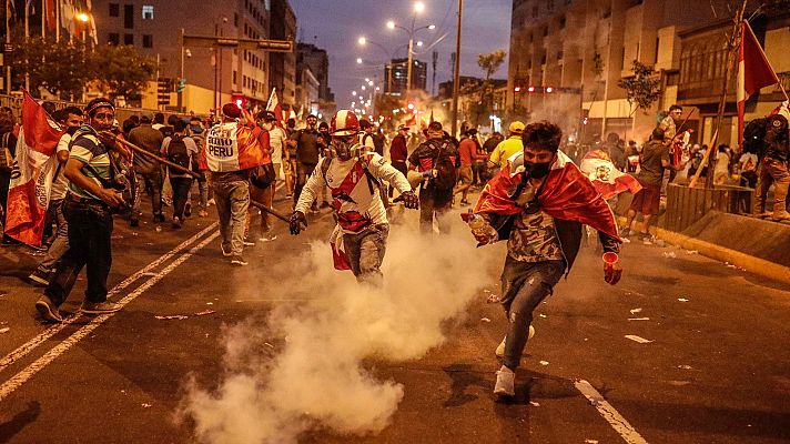 Telediario 1 - La presidenta de Perú cede a las protestas y promete elecciones en un año y medio